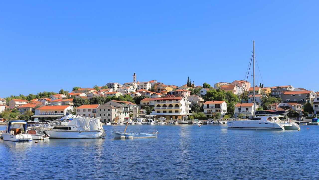 Apartments By The Sea Seget Vranjica, Trogir - 10328 Buitenkant foto